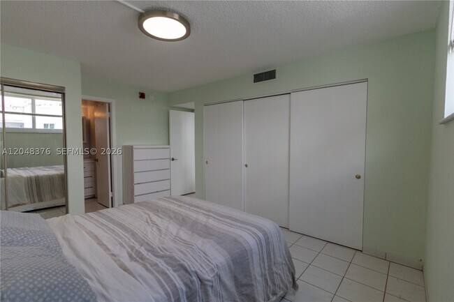 Building Photo - 1750 James 7L