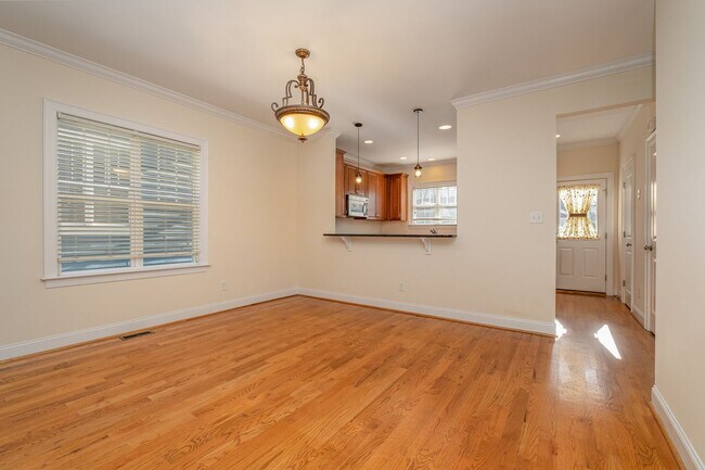 Building Photo - AVAILABLE TO SHOW!