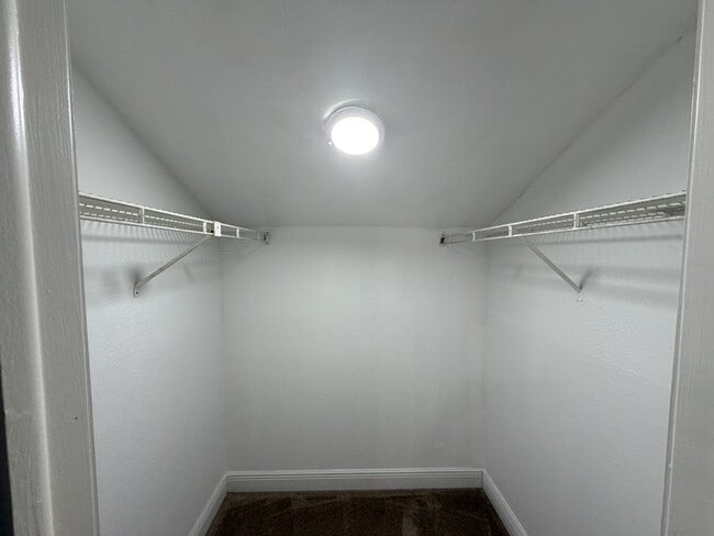 Building Photo - 1940 Lake Atriums Cir