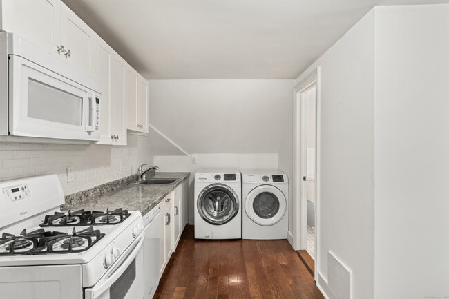 Building Photo - 318 Suburban Ave