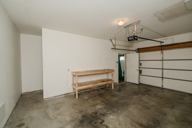 Building Photo - 2 bedroom / 2 bathroom Townhouse for rent ...