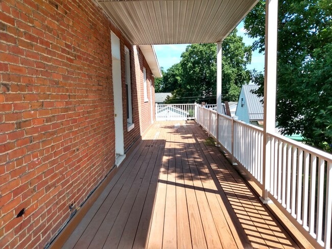 Building Photo - 519 Nelson St