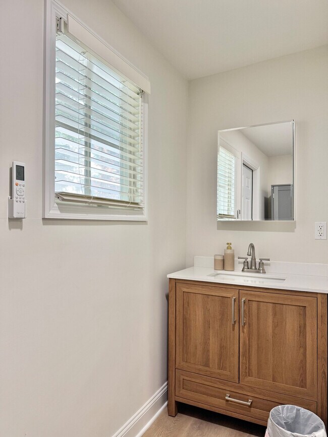 Building Photo - 240 Norgrove Ave