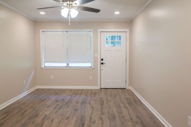 Building Photo - Charming Remodeled 3-Bed/1-Bath Home on 1 Acre — Ideal for Grad Students, Pros, or Game-Day Retre...