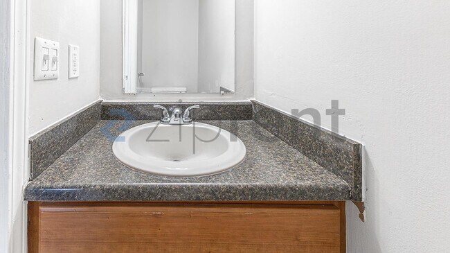Building Photo - Unit APT B