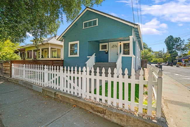 Building Photo - Charming 3 Bedroom Home Near Broadway | Spacious Layout | Prime Sacramento Location
