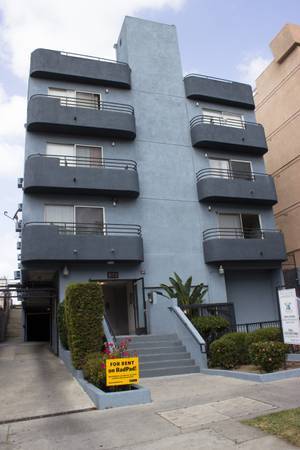 Building Photo - 833 S Berendo St