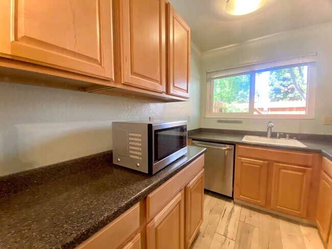 Building Photo - Charming 2-Bedroom Townhouse in Fremont - ...
