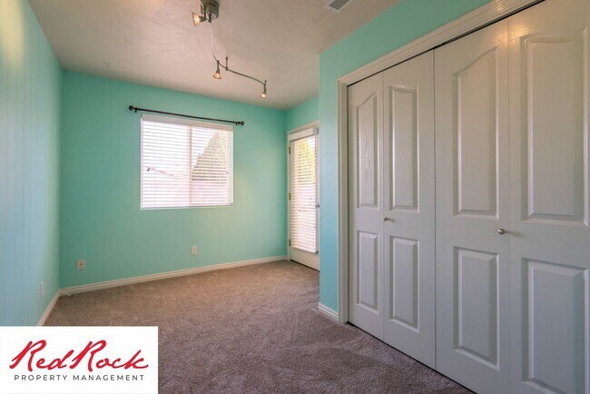 Building Photo - 5 Bedroom Pet Friendly Home!