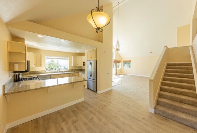 Building Photo - 3 Bedroom + Loft + Office Oceanside Home