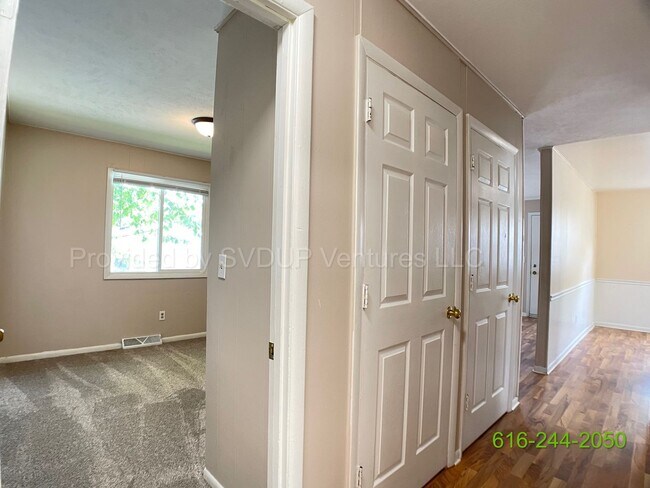 Building Photo - DARLING 3 BEDROOM SINGLE FAMILY HOME ON NE...