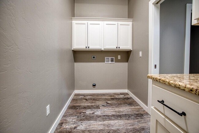 Building Photo - 807 Venice Ct