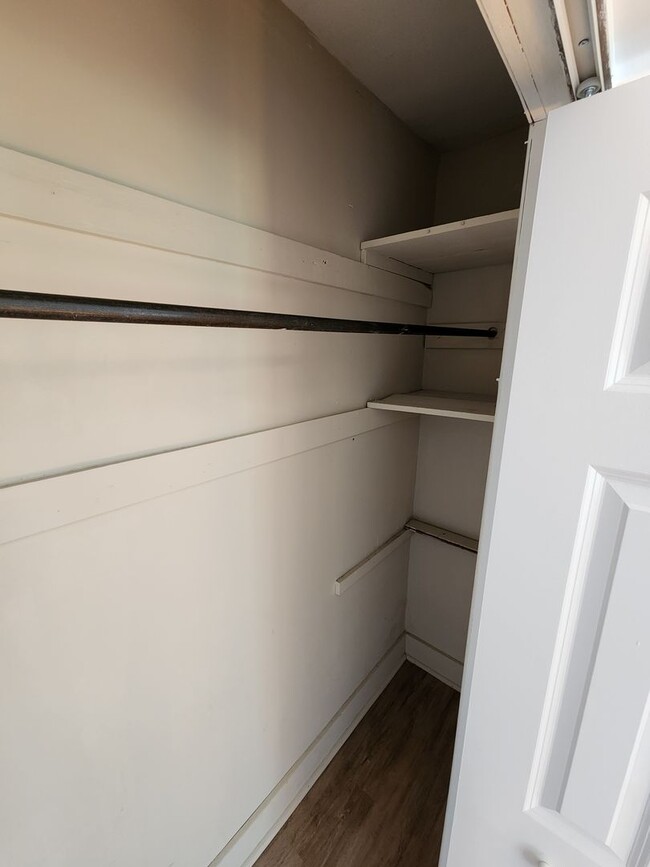 Building Photo - !! Spacious 2-Bedroom, 1-Bathroom Home AVA...