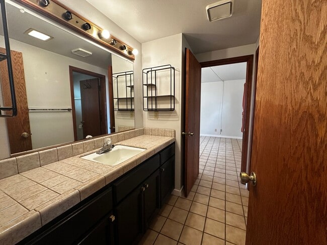 Building Photo - Spacious 4 bedroom, 3 bathroom home