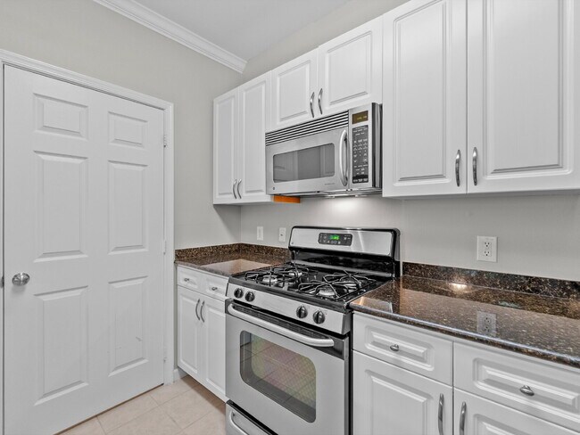 Building Photo - "Charming 1-Bed Condo Retreat with Granite...