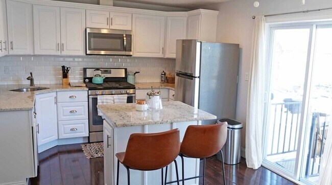 Building Photo - 104 H St