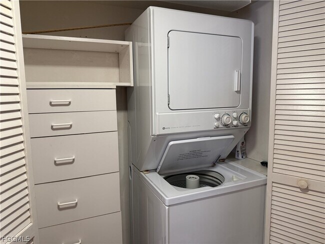 Building Photo - 5870 Trailwinds Dr