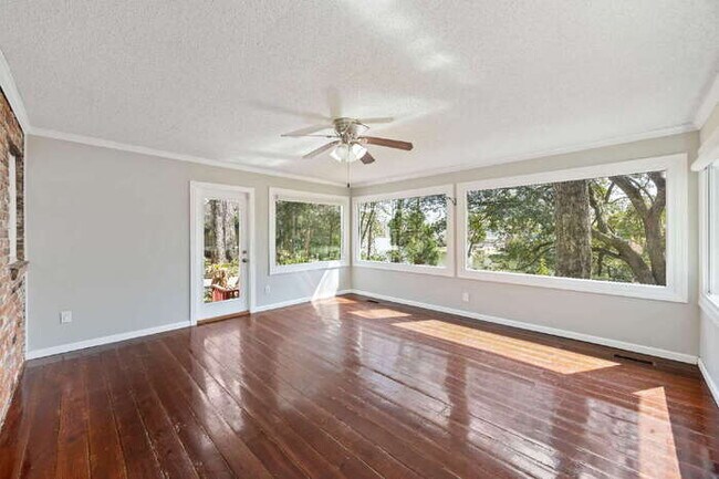 Building Photo - 100 Lakeview Dr