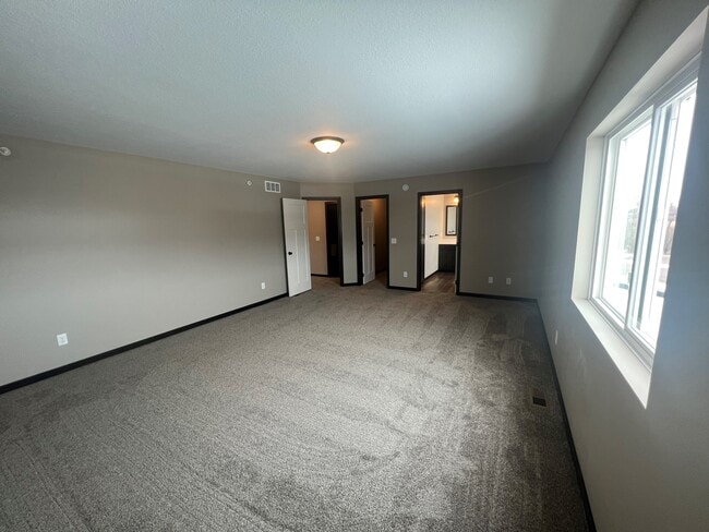 Building Photo - 2301 Park View Ln NE