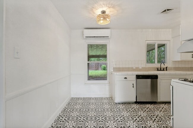 Building Photo - RENOVATED 2-BEDROOM HOME IN EAST TERRELL HILLS