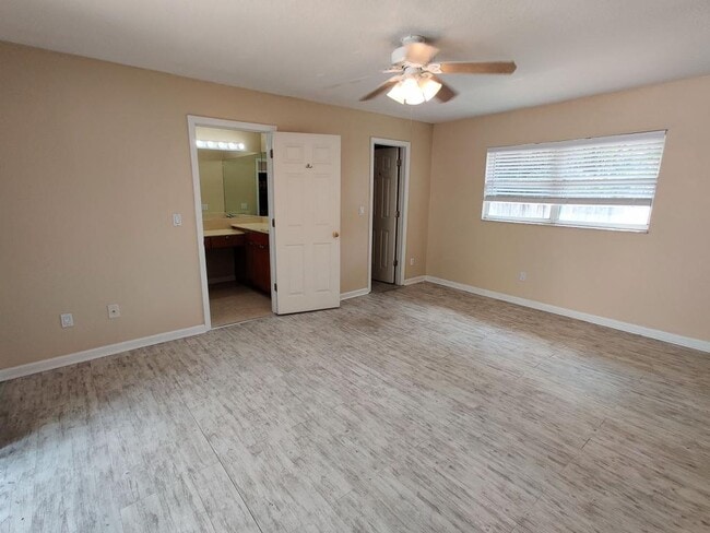 Building Photo - 615 Fox Valley Dr