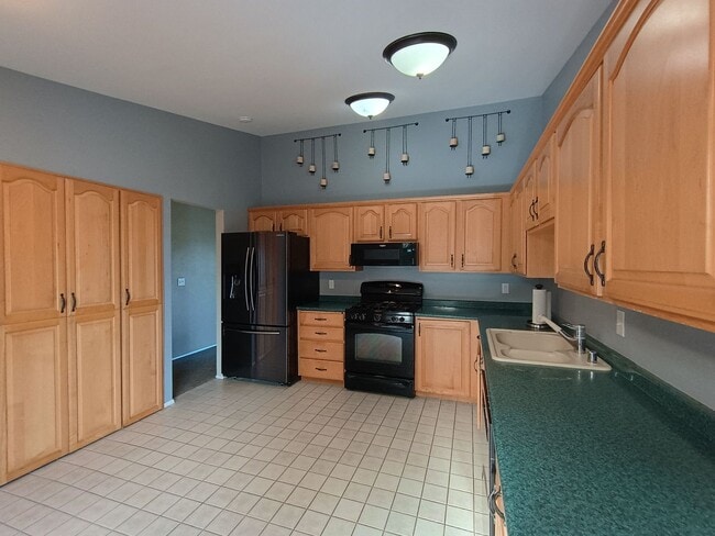 Building Photo - Elegant Home with Captivating Sound Views