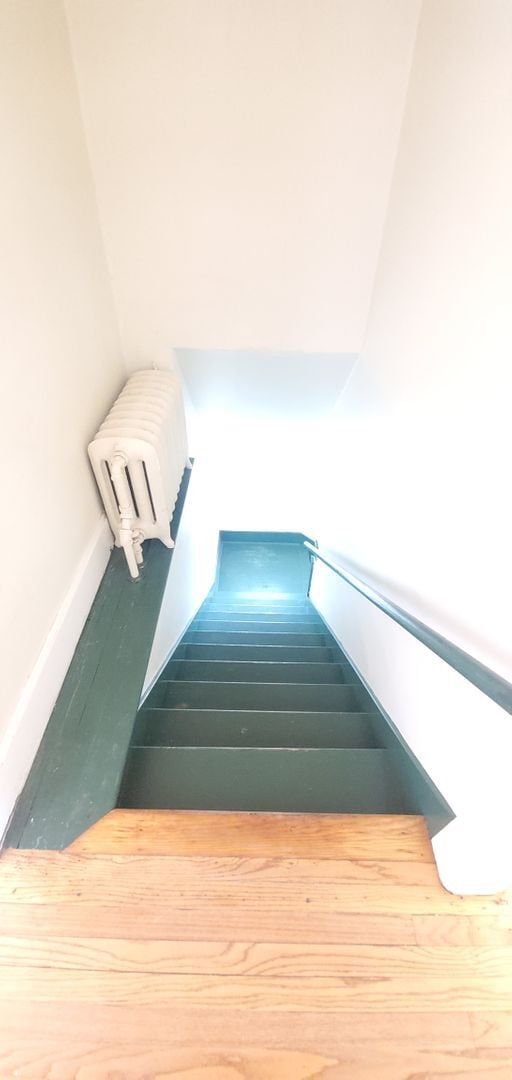 Building Photo - Lower 1 Bedroom Apartment