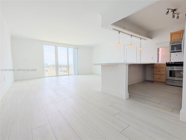 Building Photo - 7133 Bay Dr