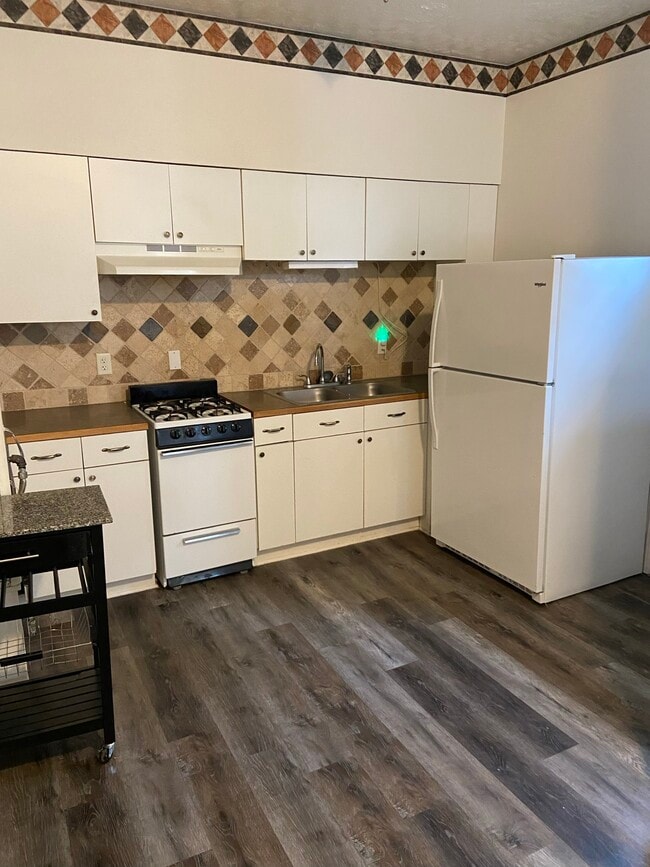 Building Photo - 1005 E 9th S