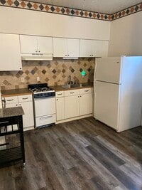 Building Photo - 1005 E 9th S