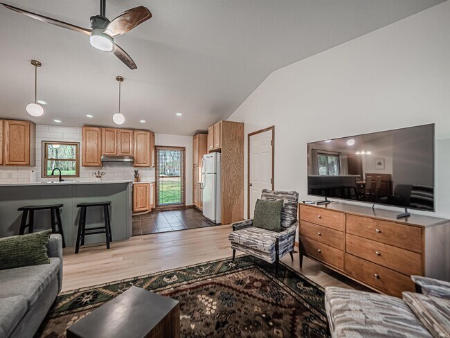 Building Photo - 6166 River Bluff Dr