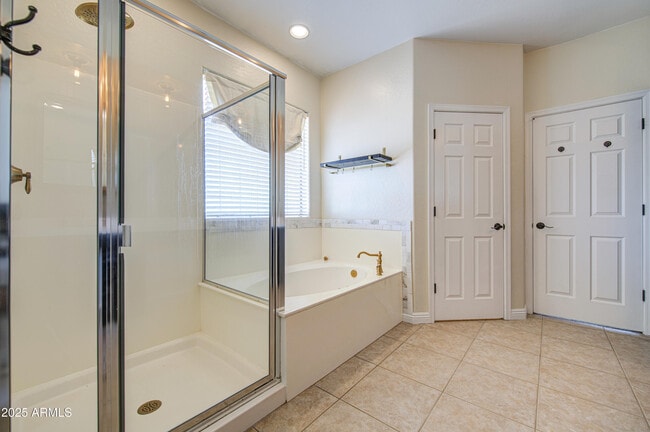 Building Photo - 4564 S Maverick Ct