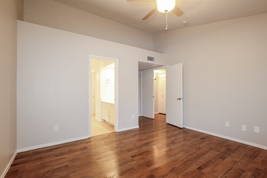 Building Photo - 6320 W Port Royale Ln