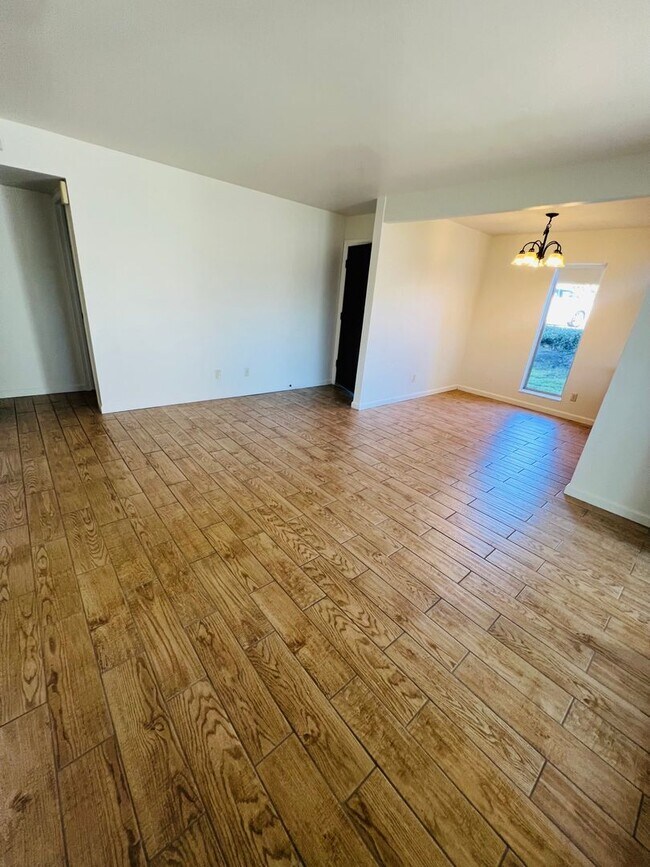 Building Photo - Beautiful 2 bedroom Condo