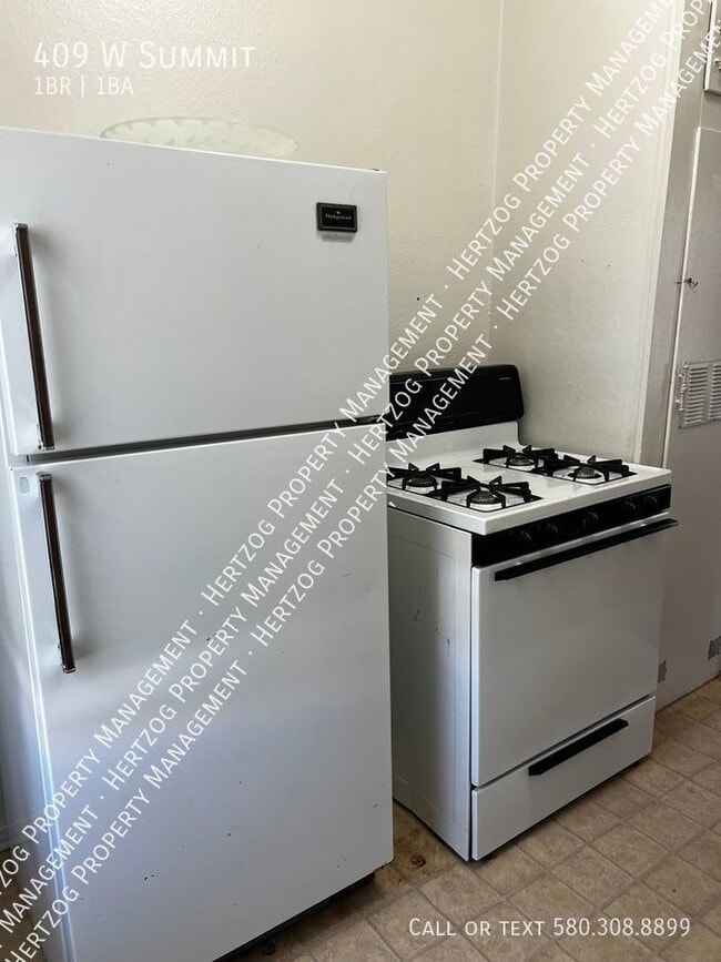 Building Photo - 409 W Summit-