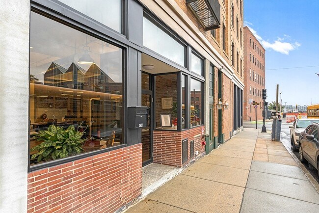 Building Photo - 464 Hanover St