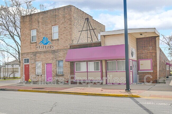 Building Photo - 803 E Chicago Ave