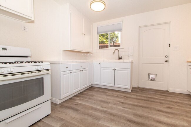 Building Photo - Refreshed 2 Bed/1 Bath in the Heart of Pacific Beach- Close to the Beach + Bay! REDUCED DEPOSIT $...