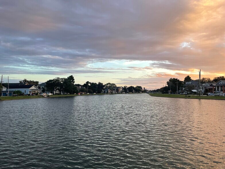 Bayou St John just 2 blocks away - 912 Wilson Dr