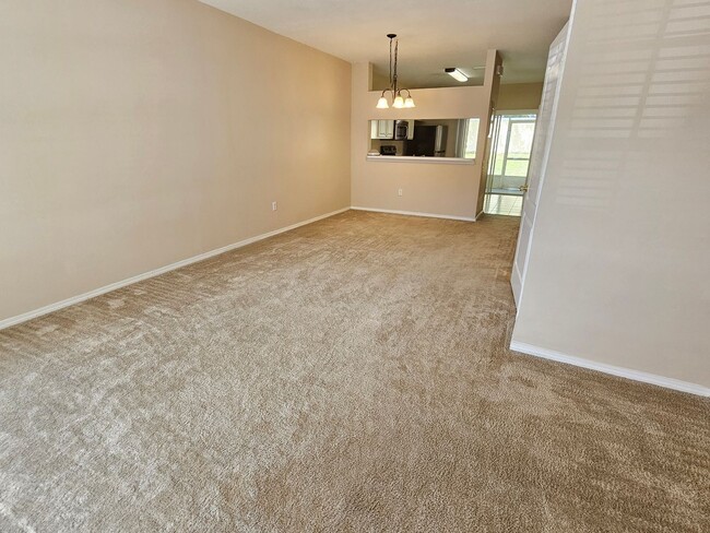 Building Photo - Brandon townhome with 2 bedrooms, 2 baths ...