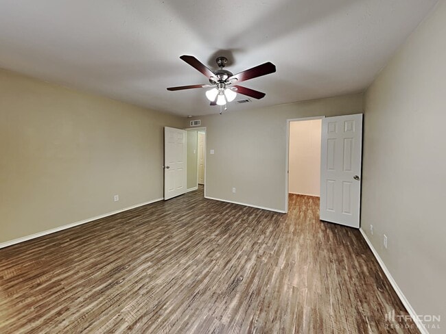 Building Photo - 1005 Llano Trail
