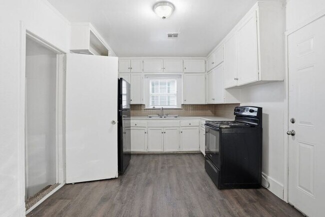 Building Photo - 1539 N Denver Ave