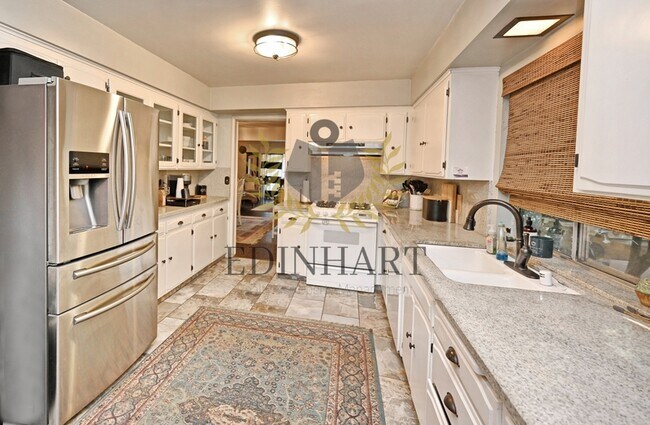 Building Photo - 360 E Terrace Ave