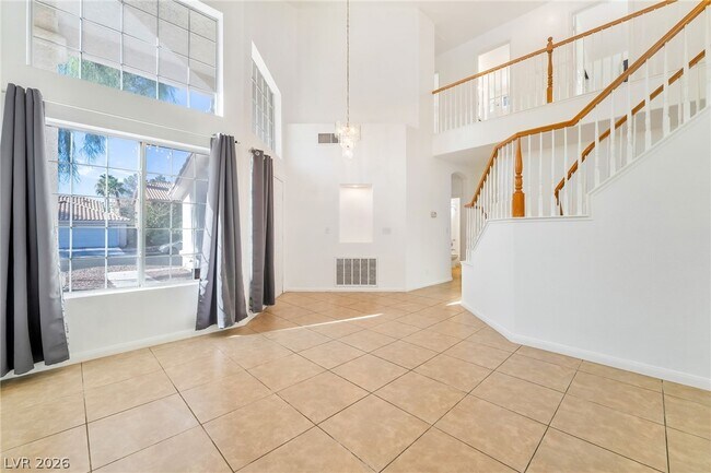 Building Photo - 1354 Silver Knoll Ave
