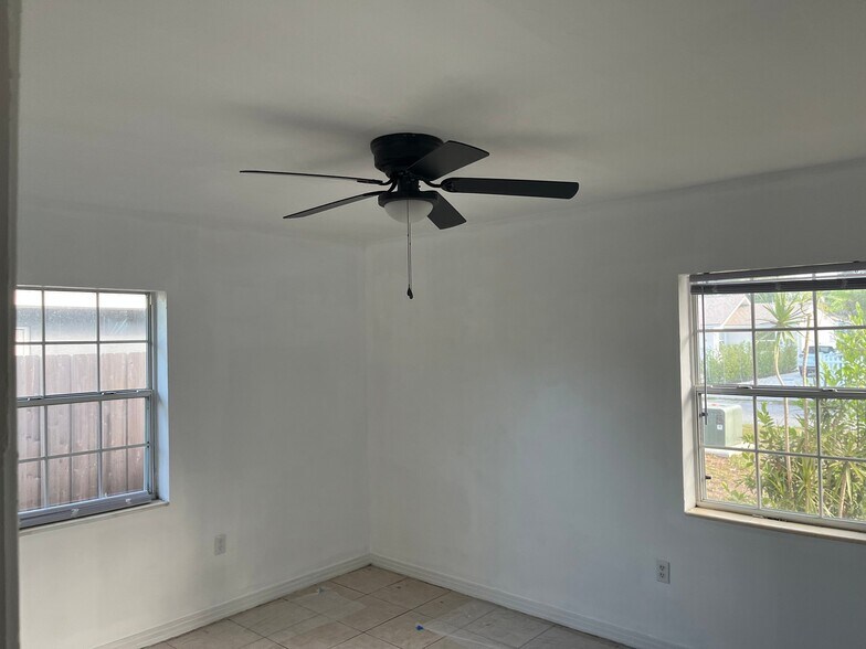 Building Photo - 2164 Bougainvillea St