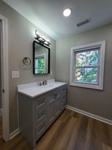 Building Photo - 952 Lilley Ave