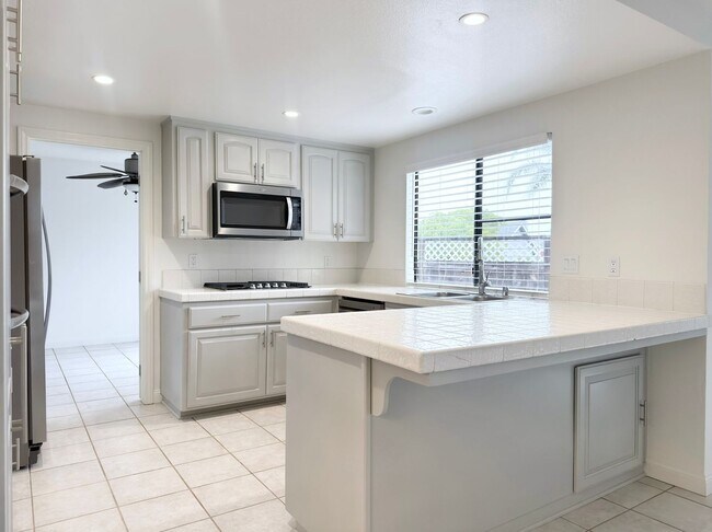 Building Photo - Centrally Located Single Level in Oceanside!