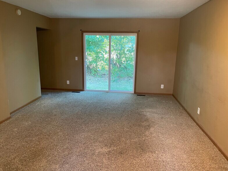 Building Photo - 1787 Apartment Dr