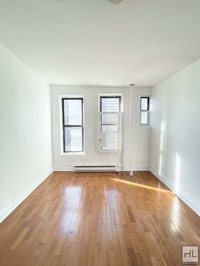 Building Photo - Spacious Bushwick 2-Bed 1-Bath / Great Loc...