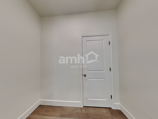 Building Photo - 874 English Primrose St
